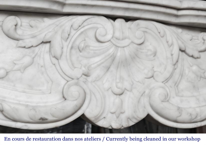 Cheminée de style Louis XV à coquille, en marbre de Carrare-2